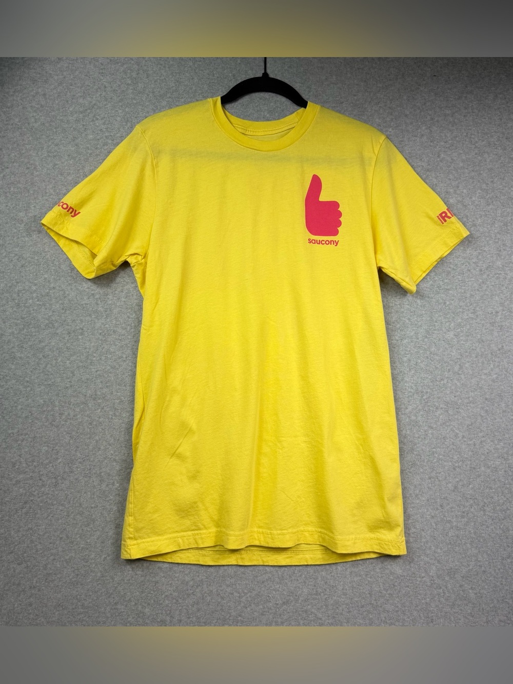 Saucony Ride 17 Give Your Thumb The Finger Graphic T-shirt Unisex Size Medium